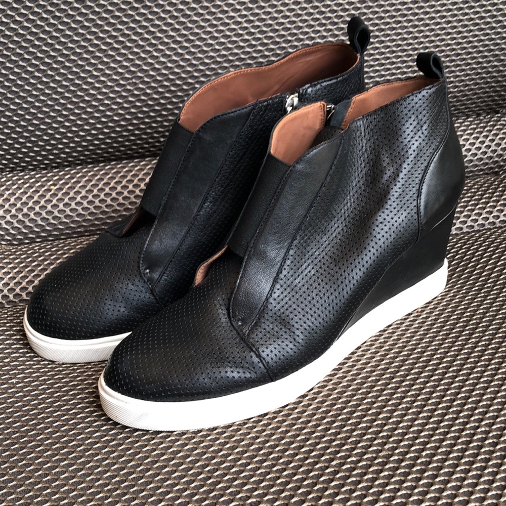 📣Paolo Clara Journee soft faux leather pinhole textured look wedge sneakers